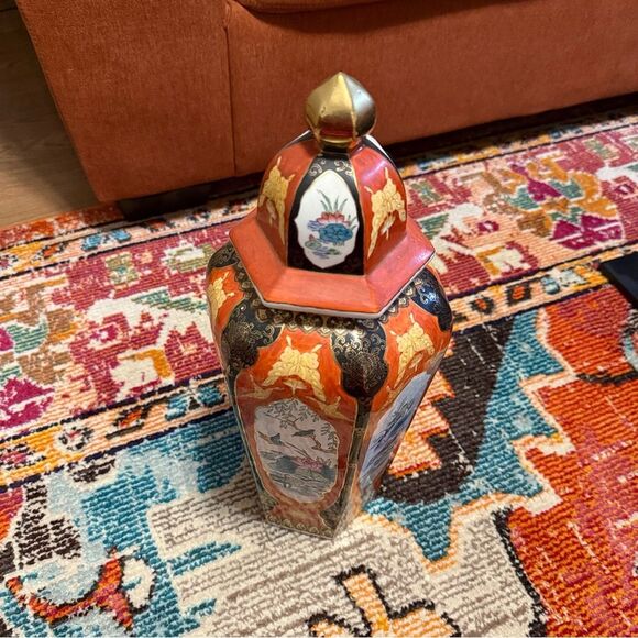 Mid-century hexagonal Imari-style lidded jars - Picture 3 of 7